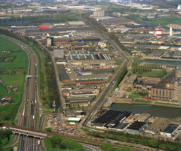 805567 Luchtfoto van het industrieterrein Lage Weide te Utrecht met links de A2 en rechts de Atoomweg.